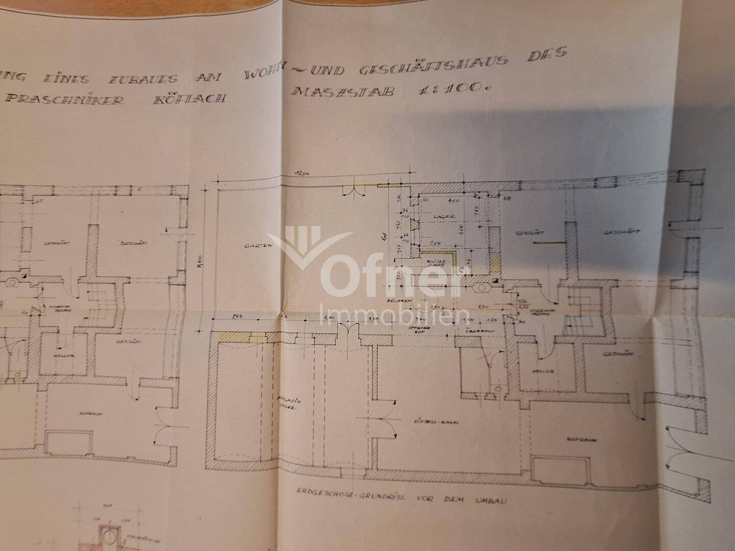 Detaillierter Grundrissplan des Erdgeschosses mit verschiedenen Räumen und Gartenbereich.