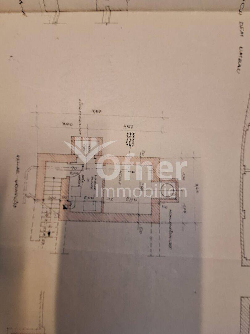 Grundrissplan des Erdgeschosses mit Treppenhaus und angrenzenden Räumen.