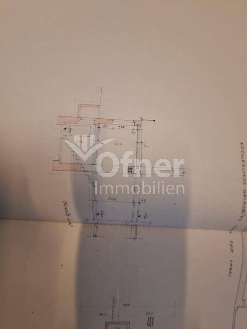 Schnittzeichnung eines Gebäudes mit Geschosseinteilung und Treppenhaus.