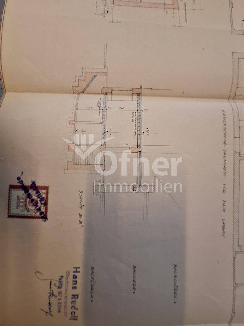 Schnittzeichnung eines Gebäudes mit Keller und Erdgeschoss, inklusive Treppenhaus.