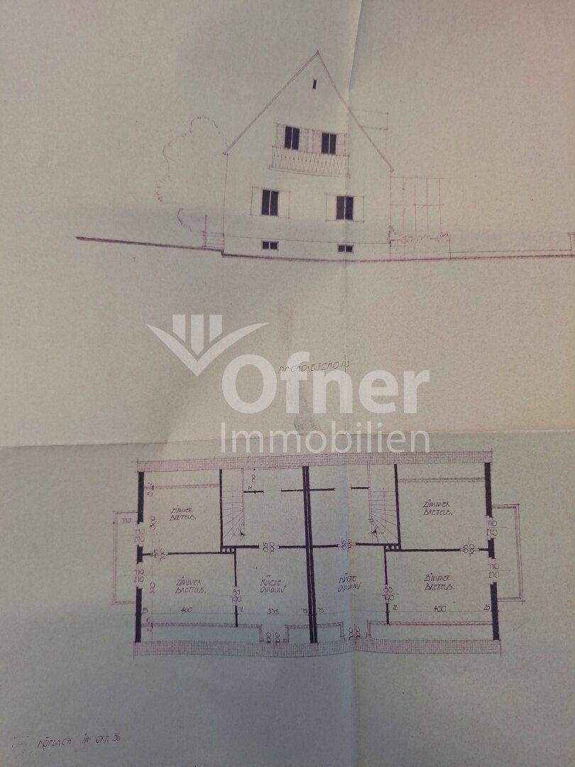 Historischer Grundriss und Ansicht eines Doppelhauses mit mehreren Zimmern.