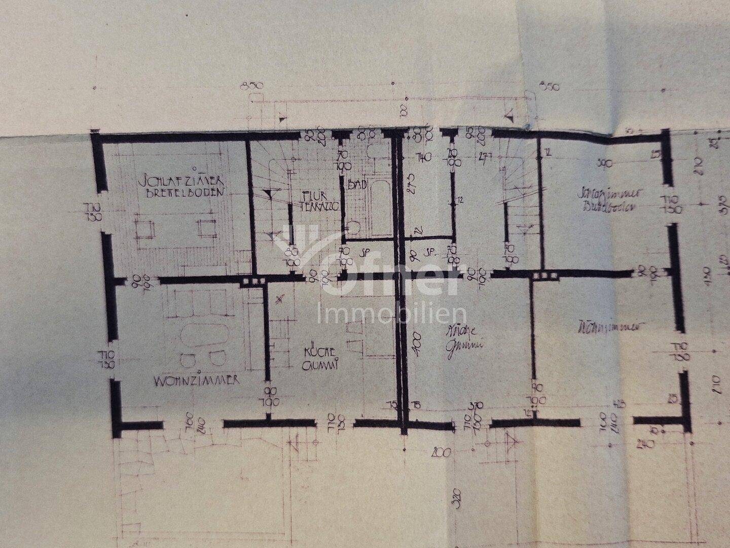 Detaillierter Grundriss einer Etage mit Zimmeraufteilung und Bemaßungen.