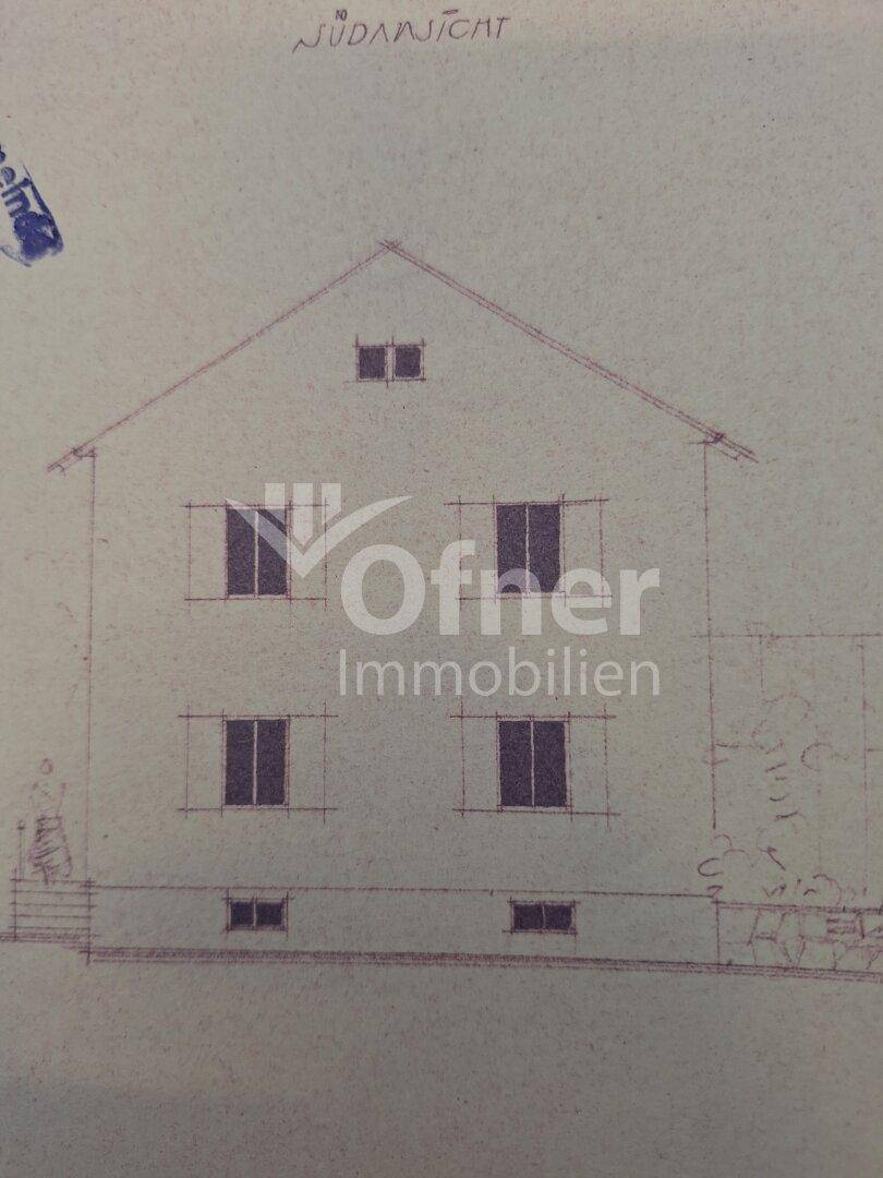 Historische Südansicht des Gebäudes mit Fenstern und der Dachform.