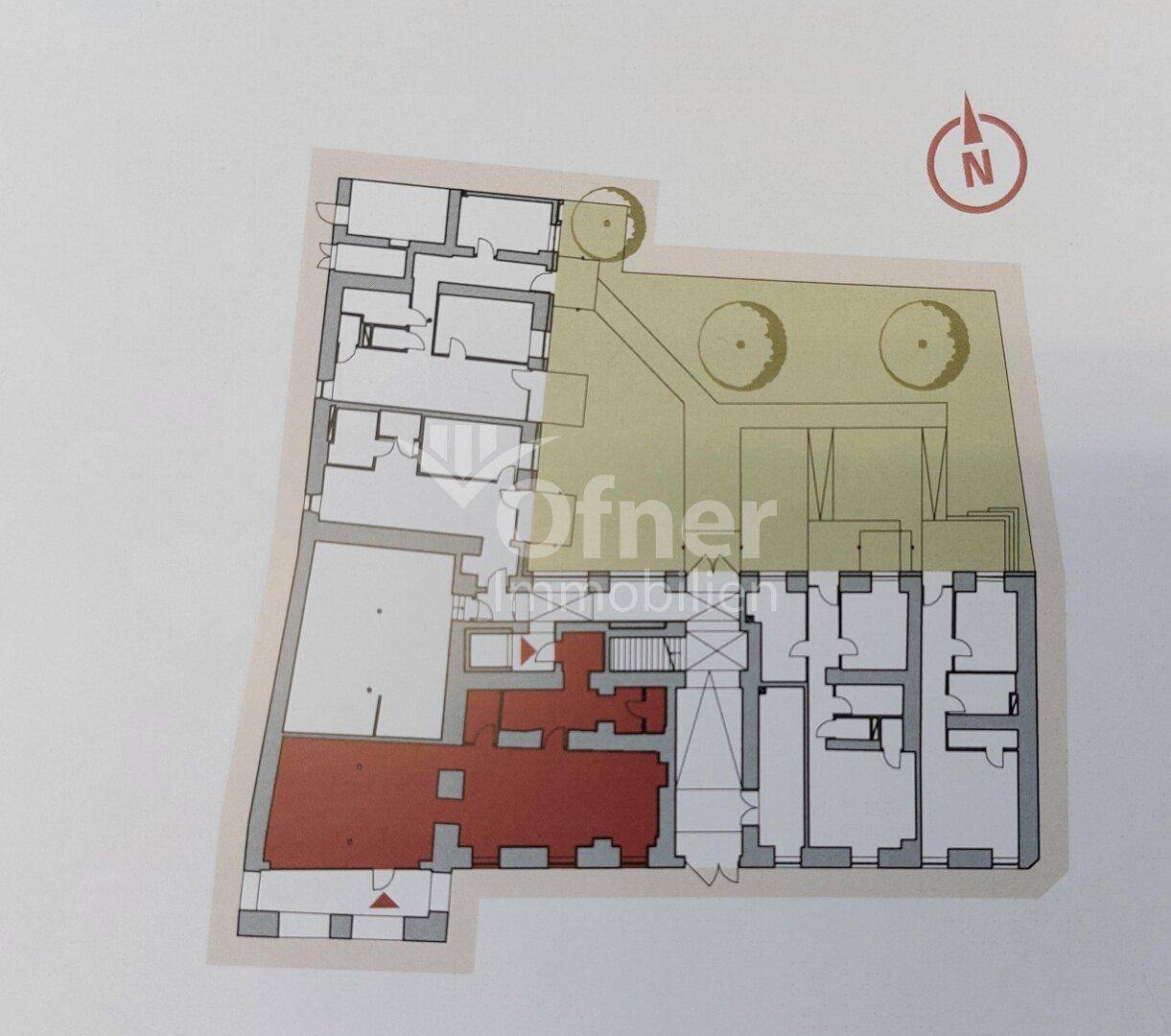 Übersichtlicher Grundriss des Erdgeschosses mit verschiedenen Bereichen und Nordausrichtung.