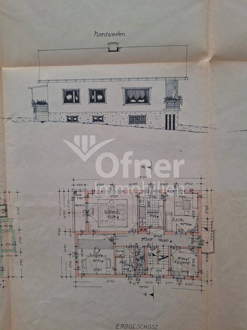 Historischer Grundriss des Erdgeschosses mit Wohnzimmer, Essbereich und Balkon.