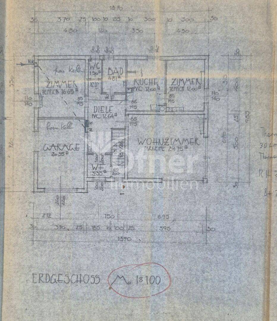 Historischer Grundriss des Erdgeschosses mit Zimmern, Küche und Garage.