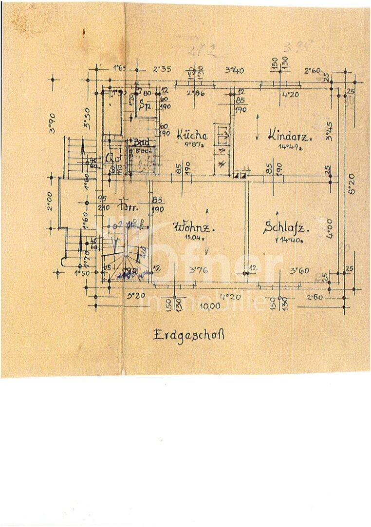 Grundriss des Erdgeschosses mit Wohnzimmer, Küche, Schlafzimmer und Terrasse.