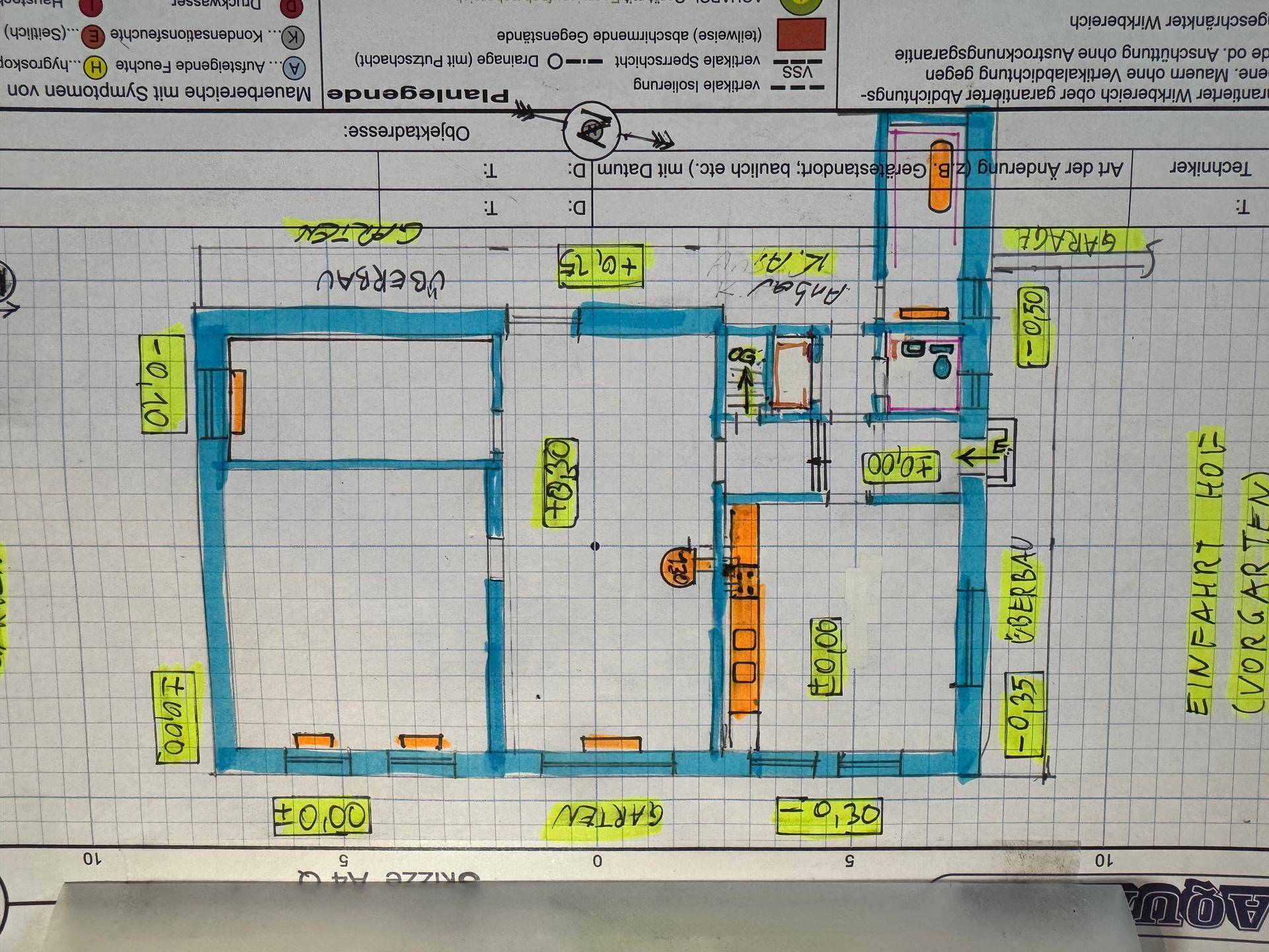 Handgezeichneter Grundriss mit Raumaufteilung und Maßen, der das Erdgeschoss darstellt.