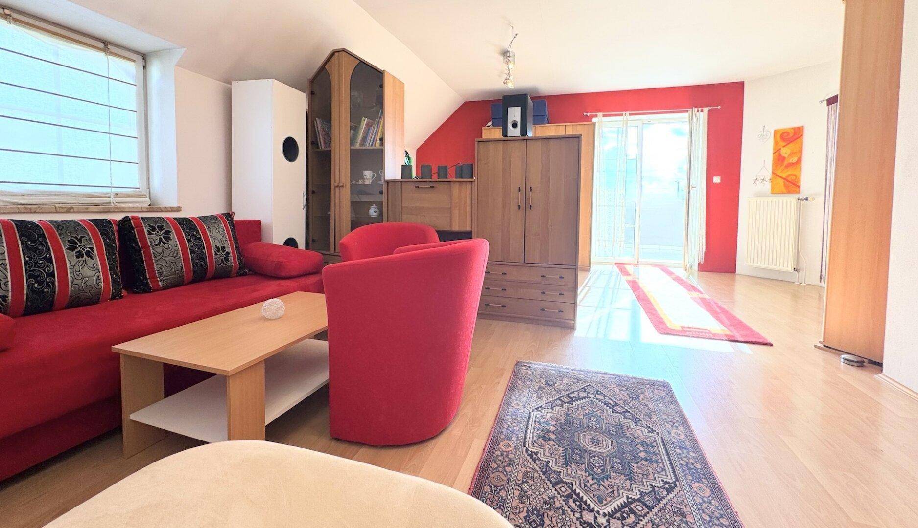 Geräumiges Wohnzimmer mit Zugang zu einem Balkon oder einer Terrasse und viel Tageslicht.