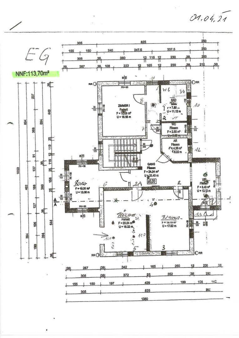 Grundriss des Erdgeschosses mit offenem Wohnbereich, Küche, Büro und Gäste-WC.