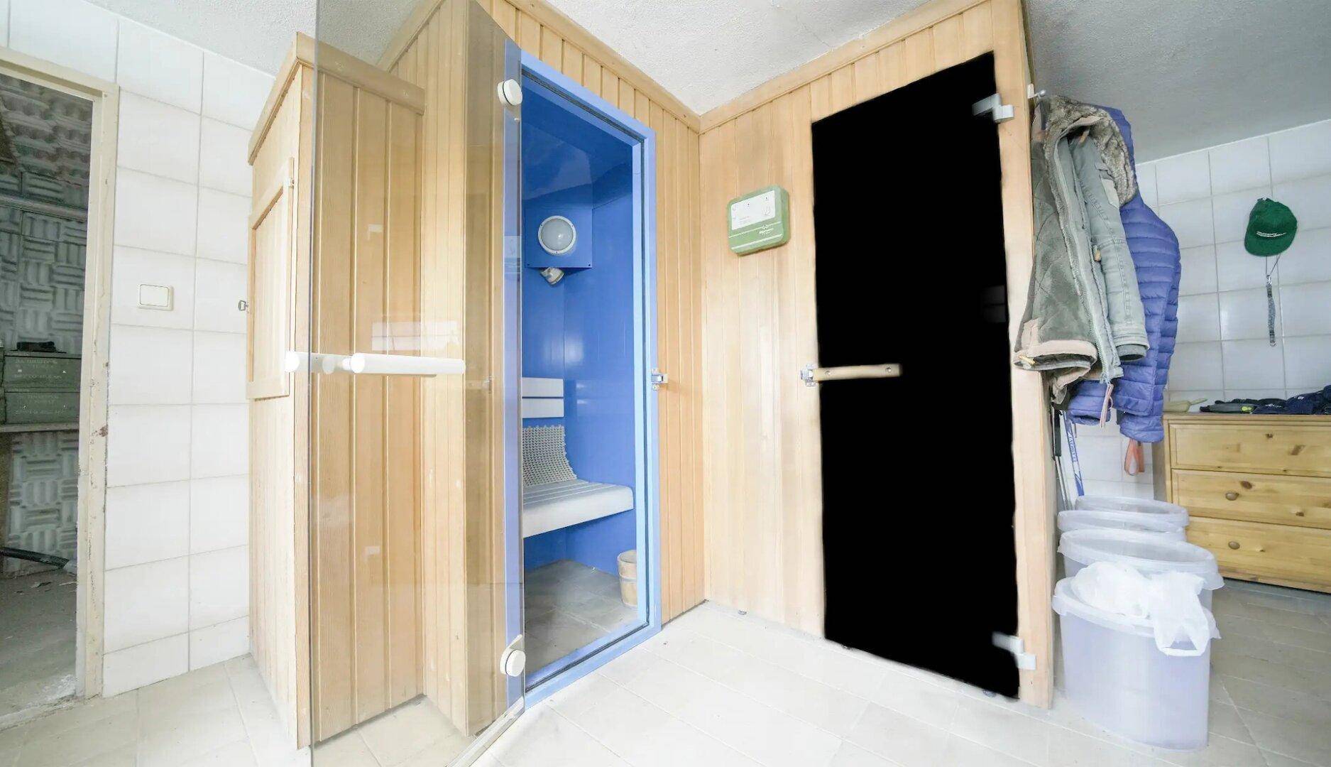 Privater Wellnessbereich mit Sauna und Dampfbad, bietet Entspannung und Erholung.
