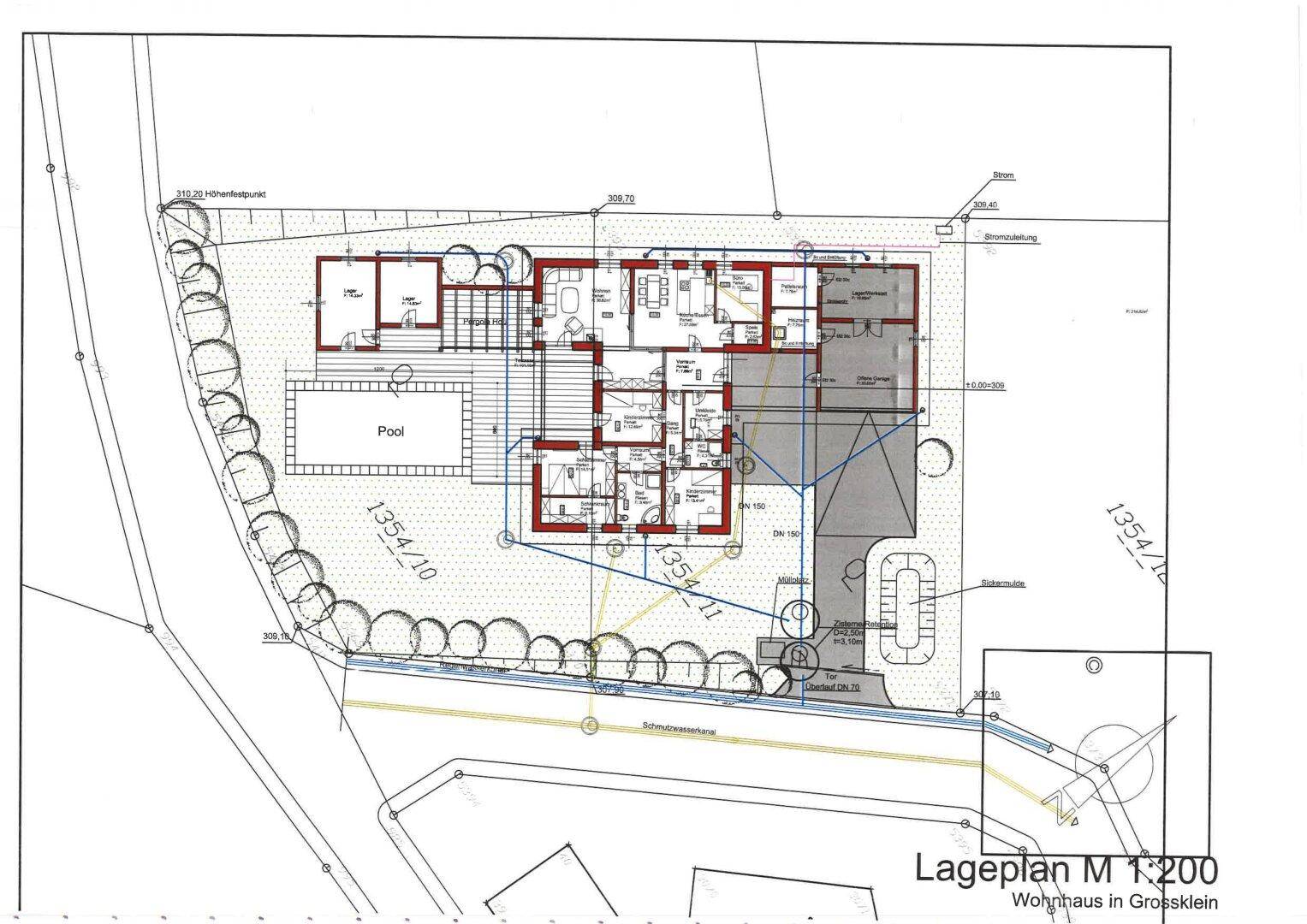 Lageplan des Anwesens mit Hauptgebäude, Pool und umliegender Grundstücksgestaltung.