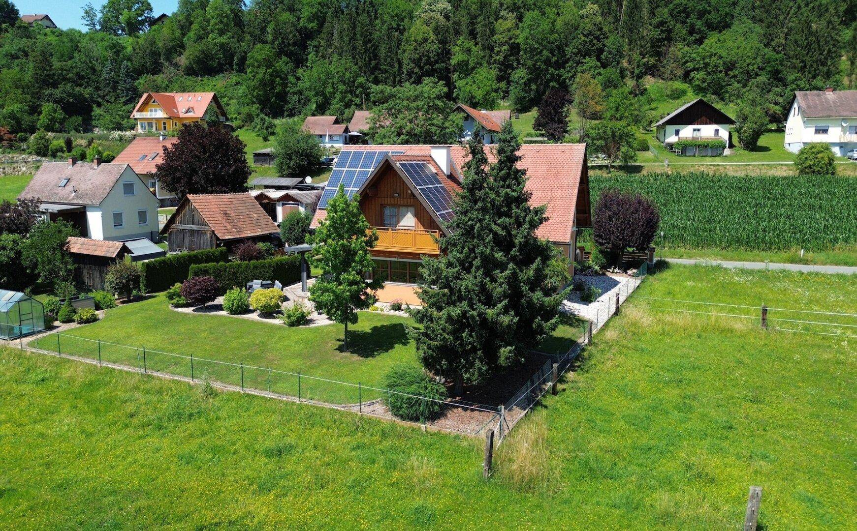 Panoramablick auf das Einfamilienhaus in ländlicher Umgebung mit angrenzenden Feldern.