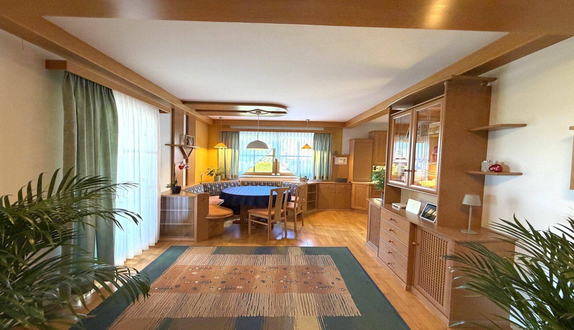 Traditioneller Essbereich mit Holzeinbauten, Eckbank und Blick in den Garten.