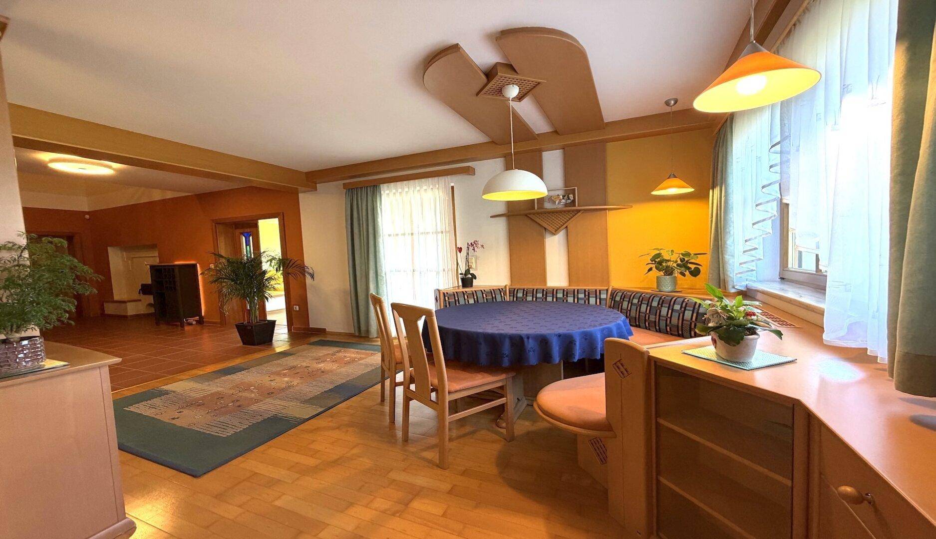 Gemütlicher Essbereich mit Holzeinrichtung und Übergang zum Wohnzimmer.