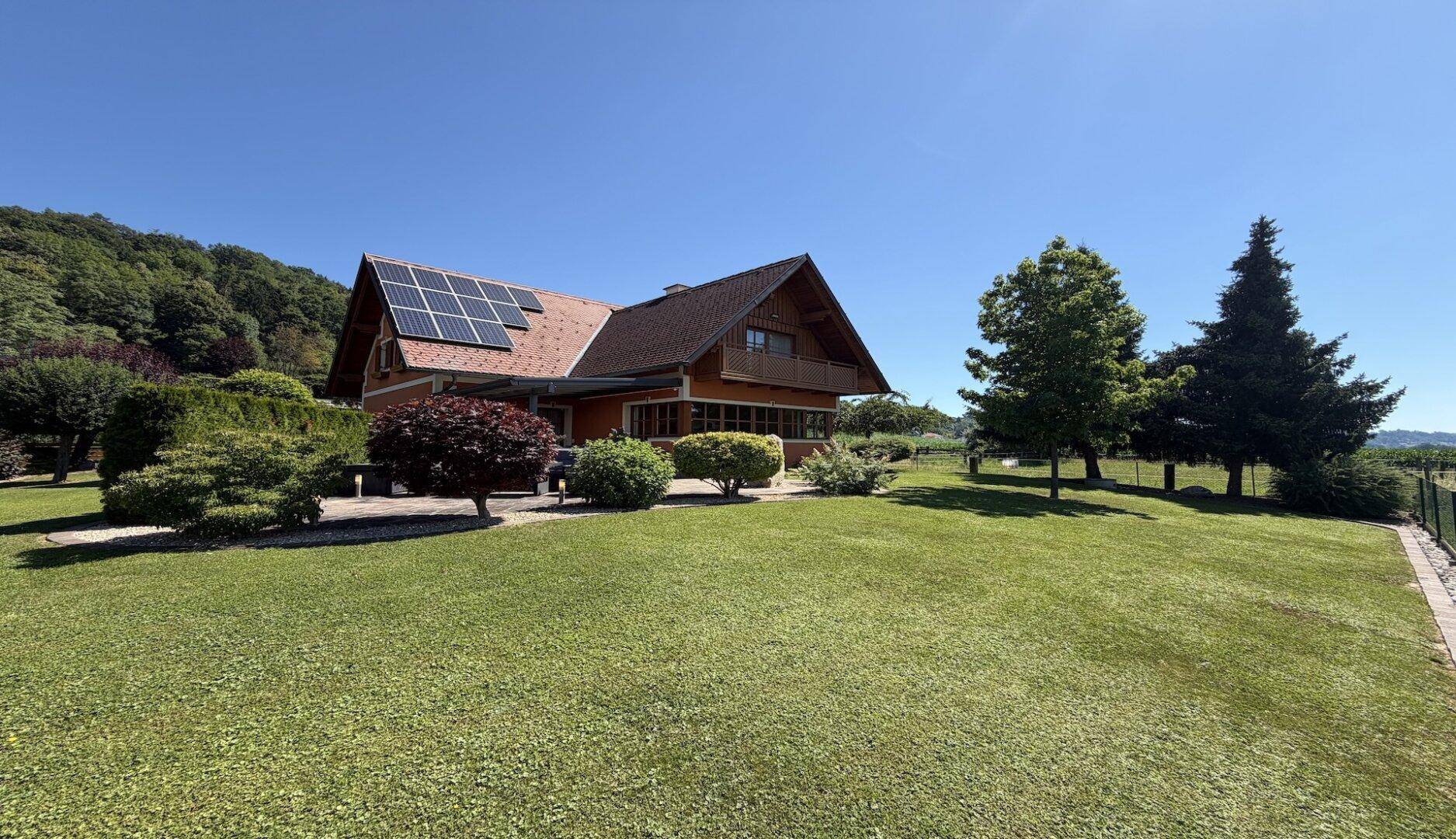 Charmantes Haus mit großem Garten, Photovoltaikanlage und grüner Umgebung.