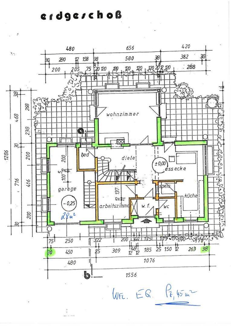 Grundriss des Erdgeschosses mit Wohnzimmer, Küche, Essbereich und Garage.