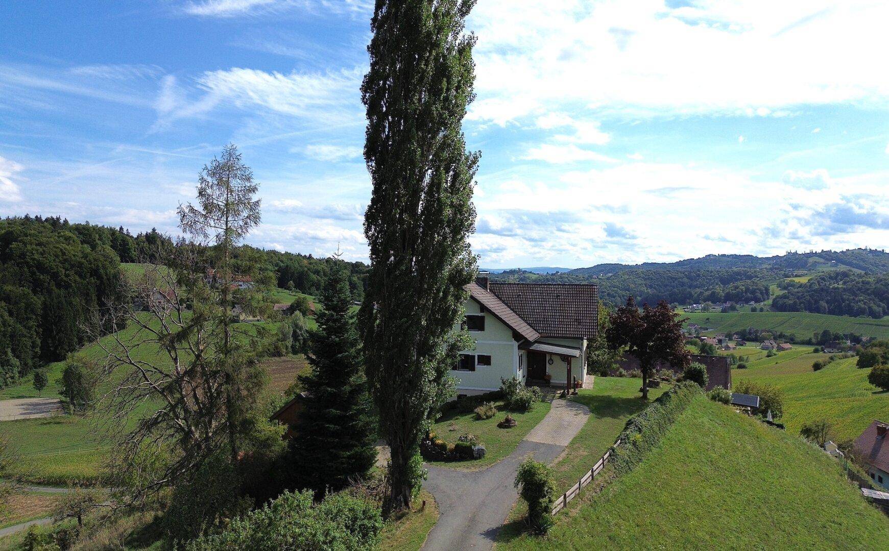 Einfamilienhaus mit gepflegtem Vorgarten und Auffahrt in einer ruhigen ländlichen Gegend.