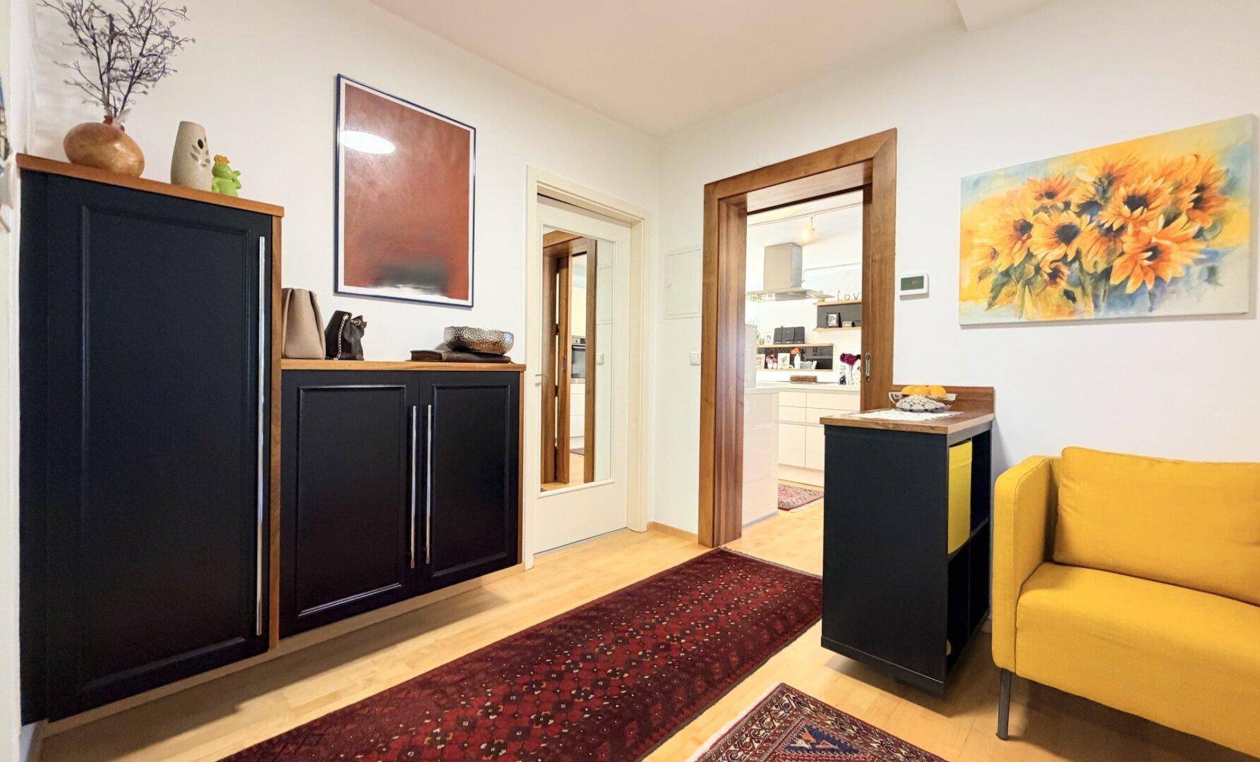 Heller Eingangsbereich mit Garderobe und Zugang zu den Wohnräumen.