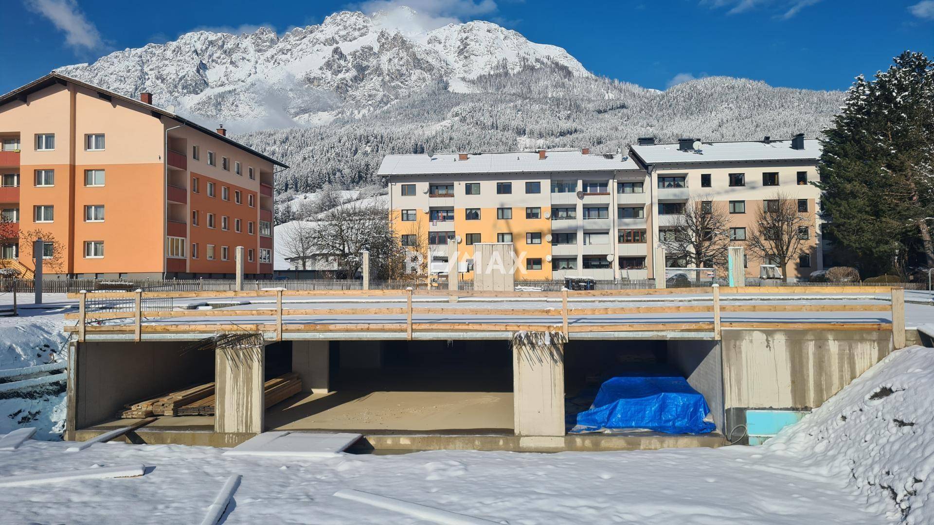 Tiefgarage mit Blick nach Norden zum Hausberg Kamm