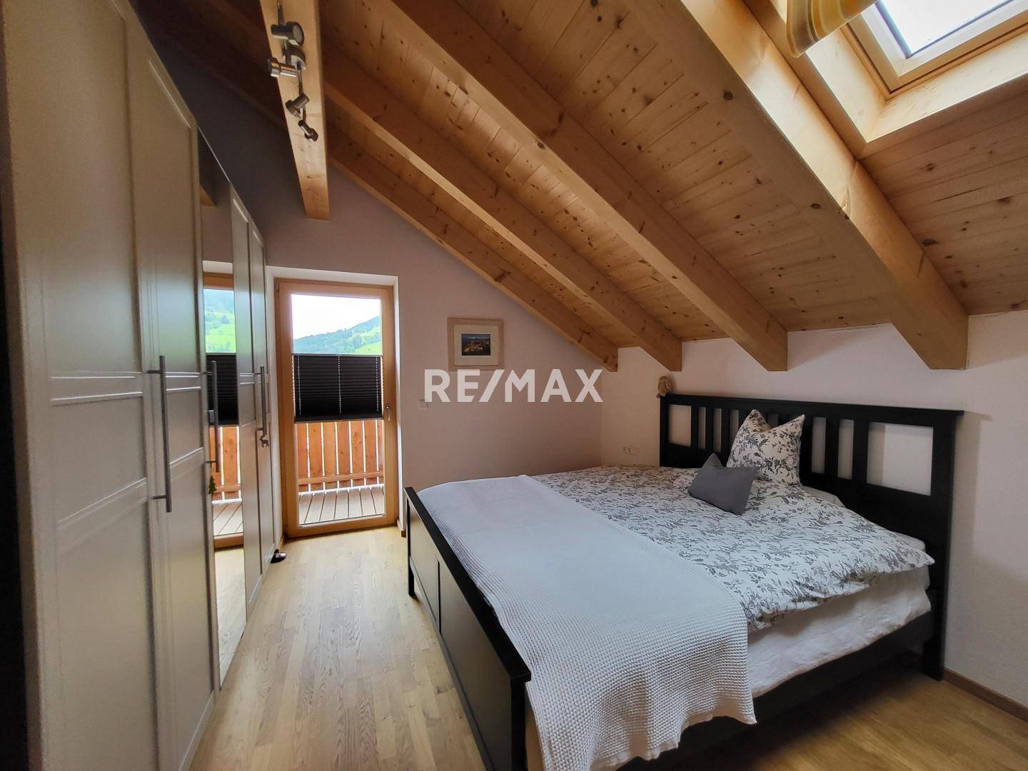 Zimmer Ost mit Ausgang Balkon