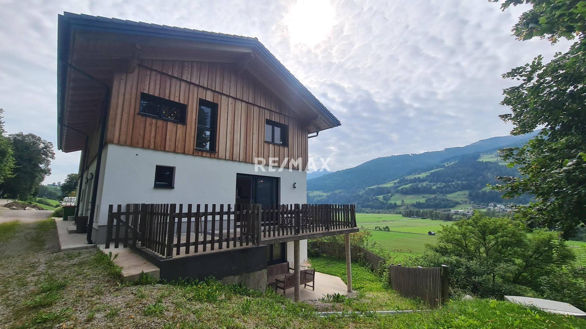 Blick von Westen mit Terrasse und Ausblick