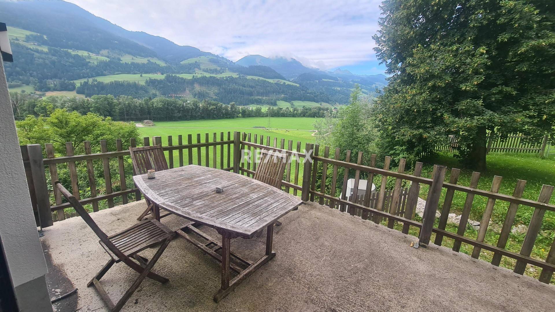 Hauptwohnung - EG - Terrasse neben Wohnzimmer