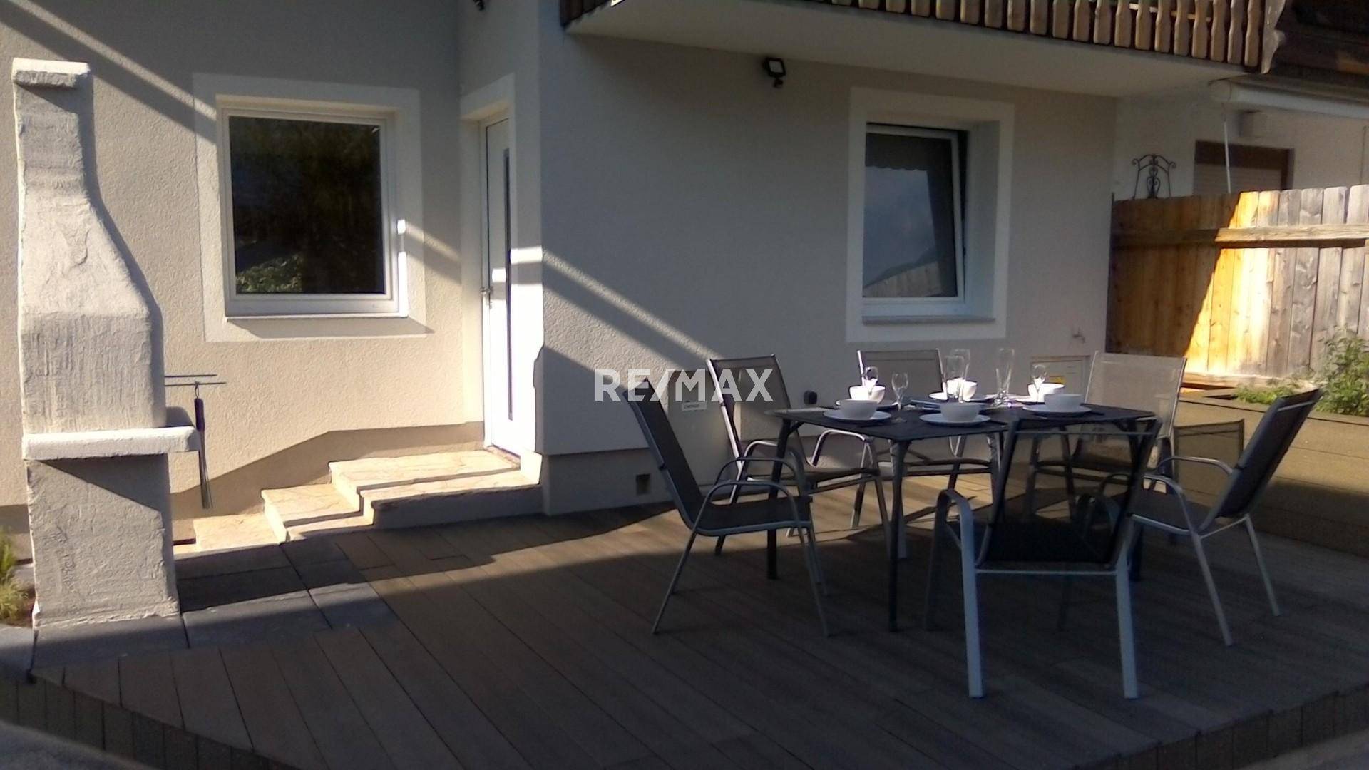 Terrasse mit Grillkamin