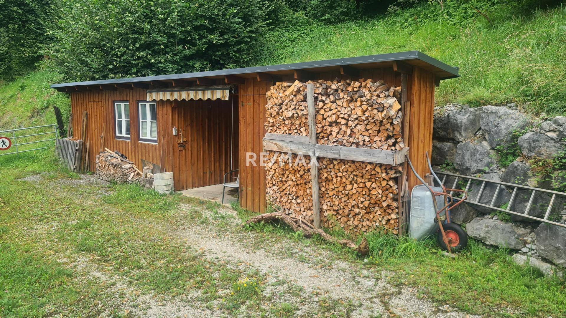 Holzhütte mit Brunnen