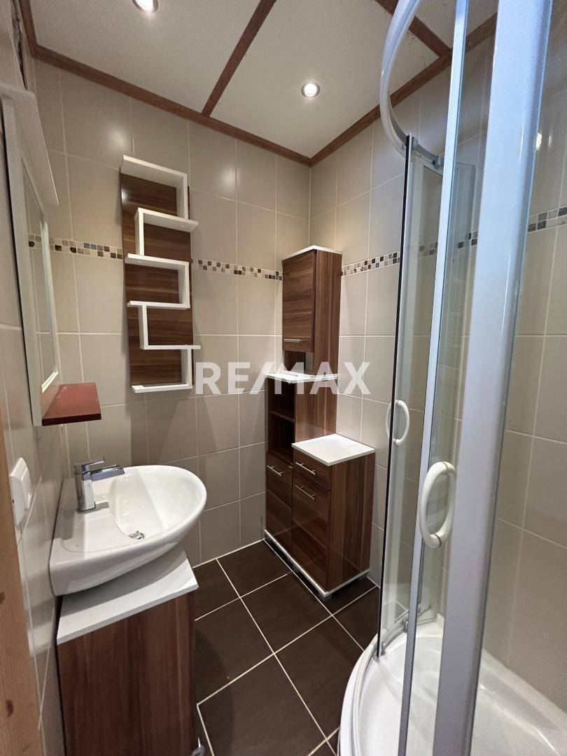 Badezimmer mit Dusche im EG