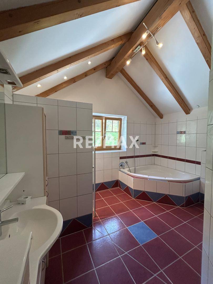 Badezimmer mit Dusche, Badewanne und WC
