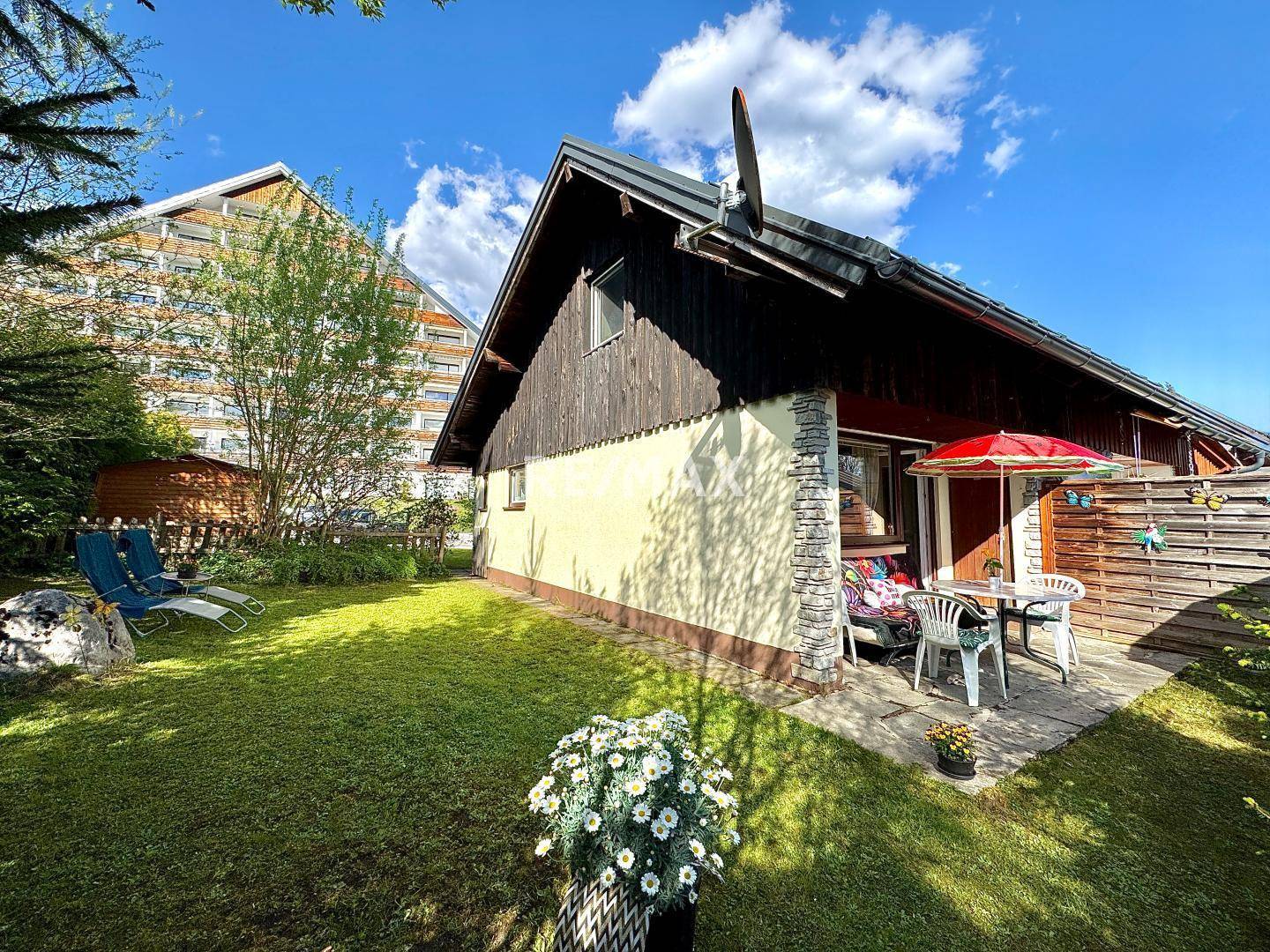 Südwest Ansicht mit Garten und Terrasse