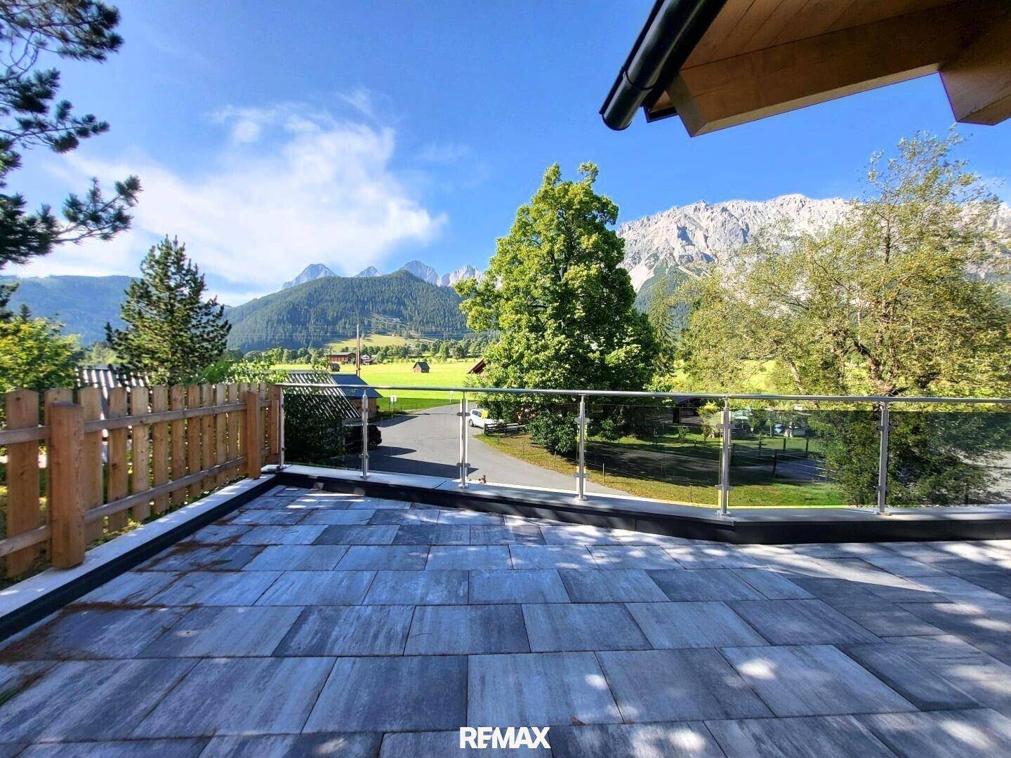 Große Terrasse mit beeindruckendem Bergblick und viel Platz zum Entspannen.