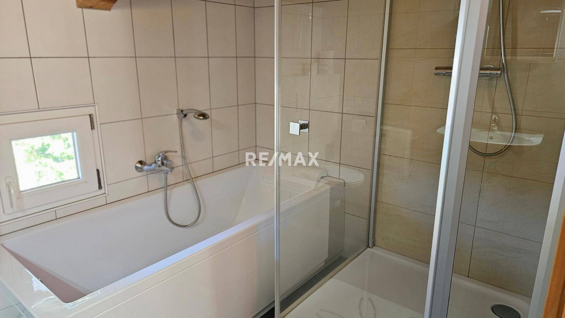 OG Badezimmer mit Wanne/DU