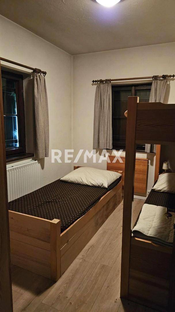 Gemütliches Schlafzimmer mit Einzelbetten und Holzboden, bietet eine ruhige Atmosphäre.