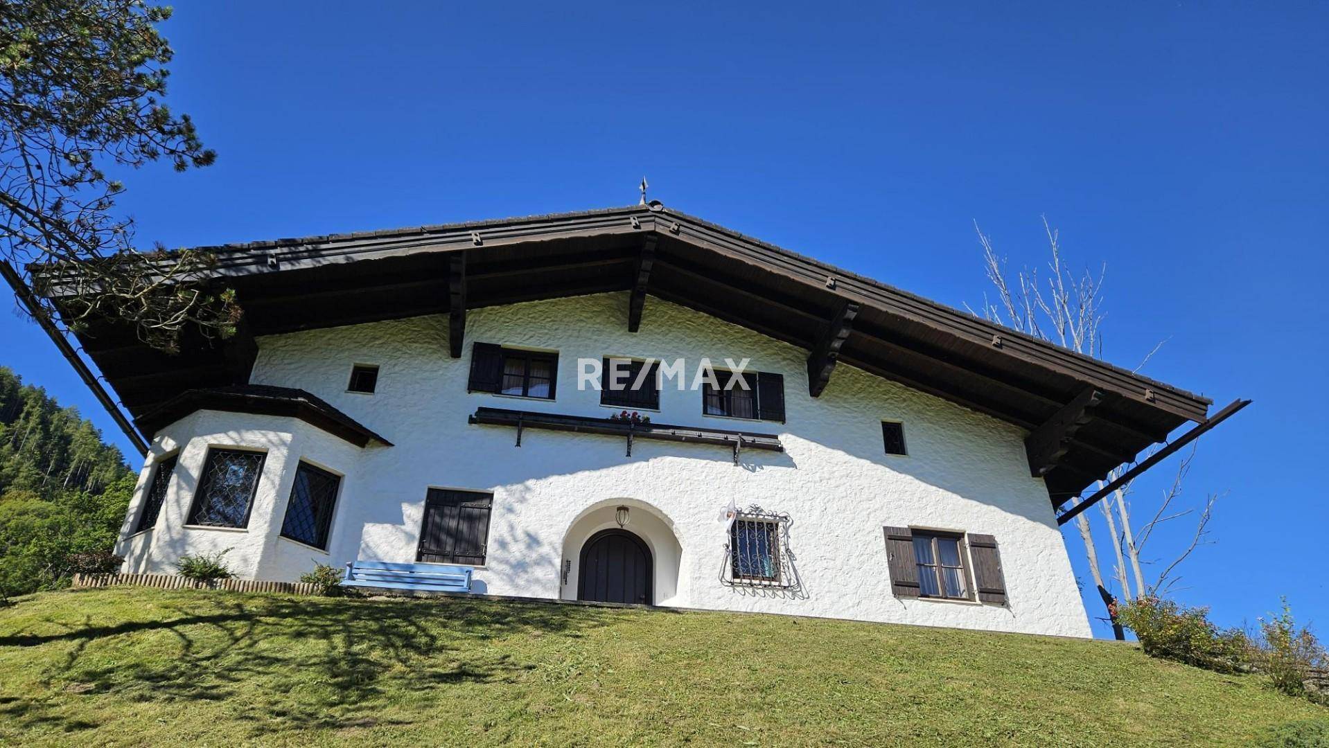 Ansicht des Hauses von unten, zeigt die traditionelle Architektur und die weiße Fassade.