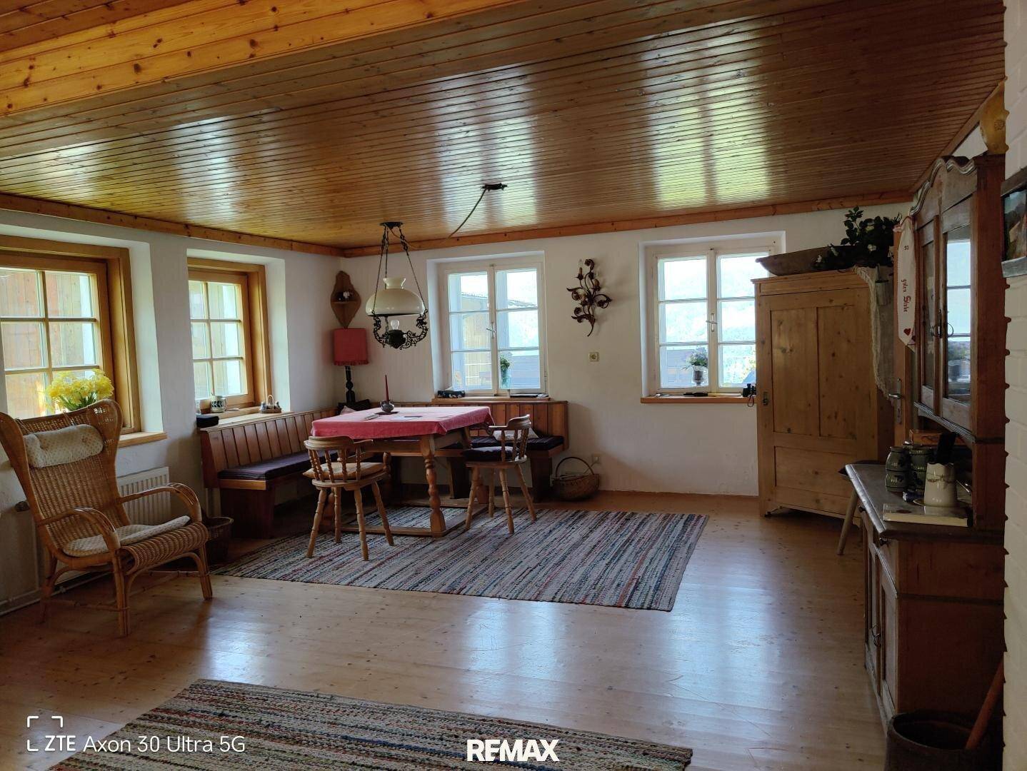Gemütlicher Essbereich im Landhausstil mit Holztisch, Bänken und traditionellen Möbeln.