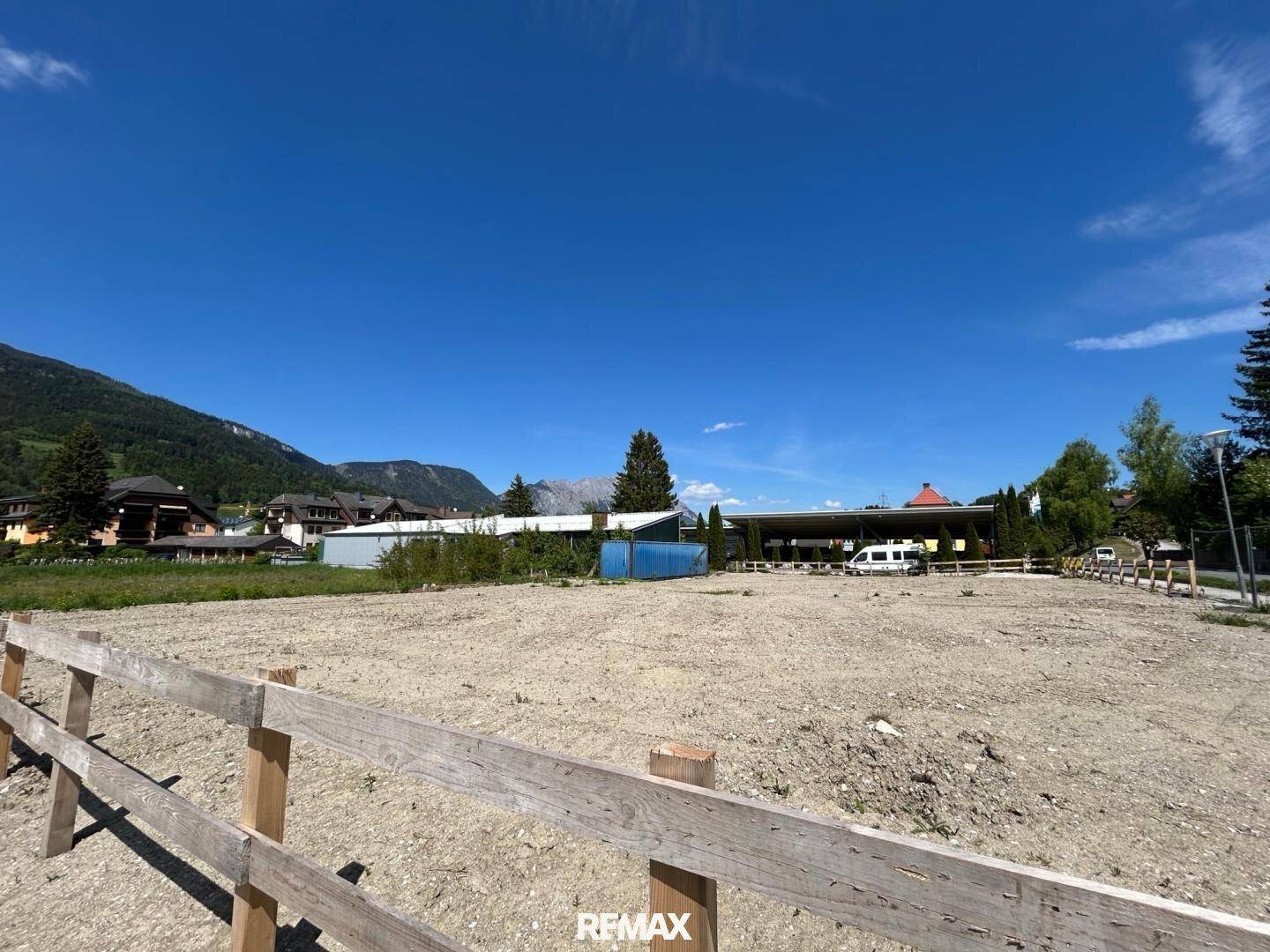 Großes Baugrundstück in ländlicher Umgebung mit freiem Blick auf die Bergwelt.