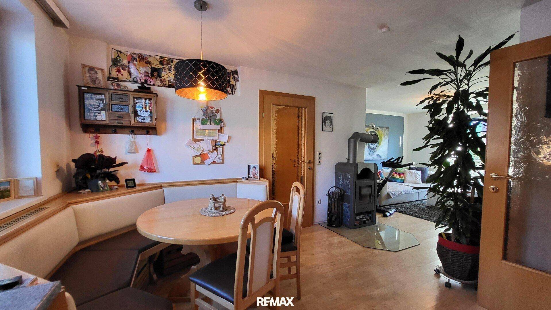 Gemütlicher Essbereich mit Eckbank, Holztisch und Blick zum Wohnzimmer.