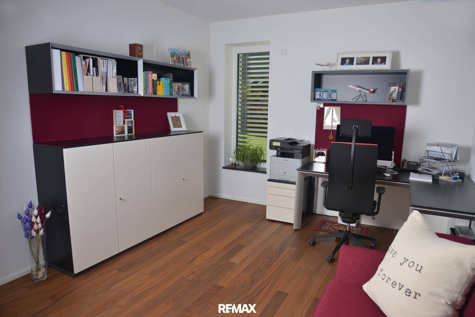 Funktionales Heimbüro mit Schreibtisch, Bürostuhl und praktischen Aufbewahrungsmöbeln.