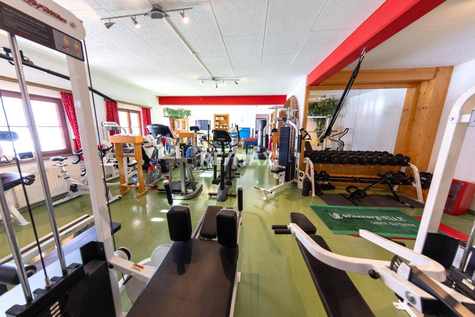 Gut ausgestatteter Fitnessraum mit einer Vielzahl an modernen Trainingsgeräten für Sportbegeisterte.