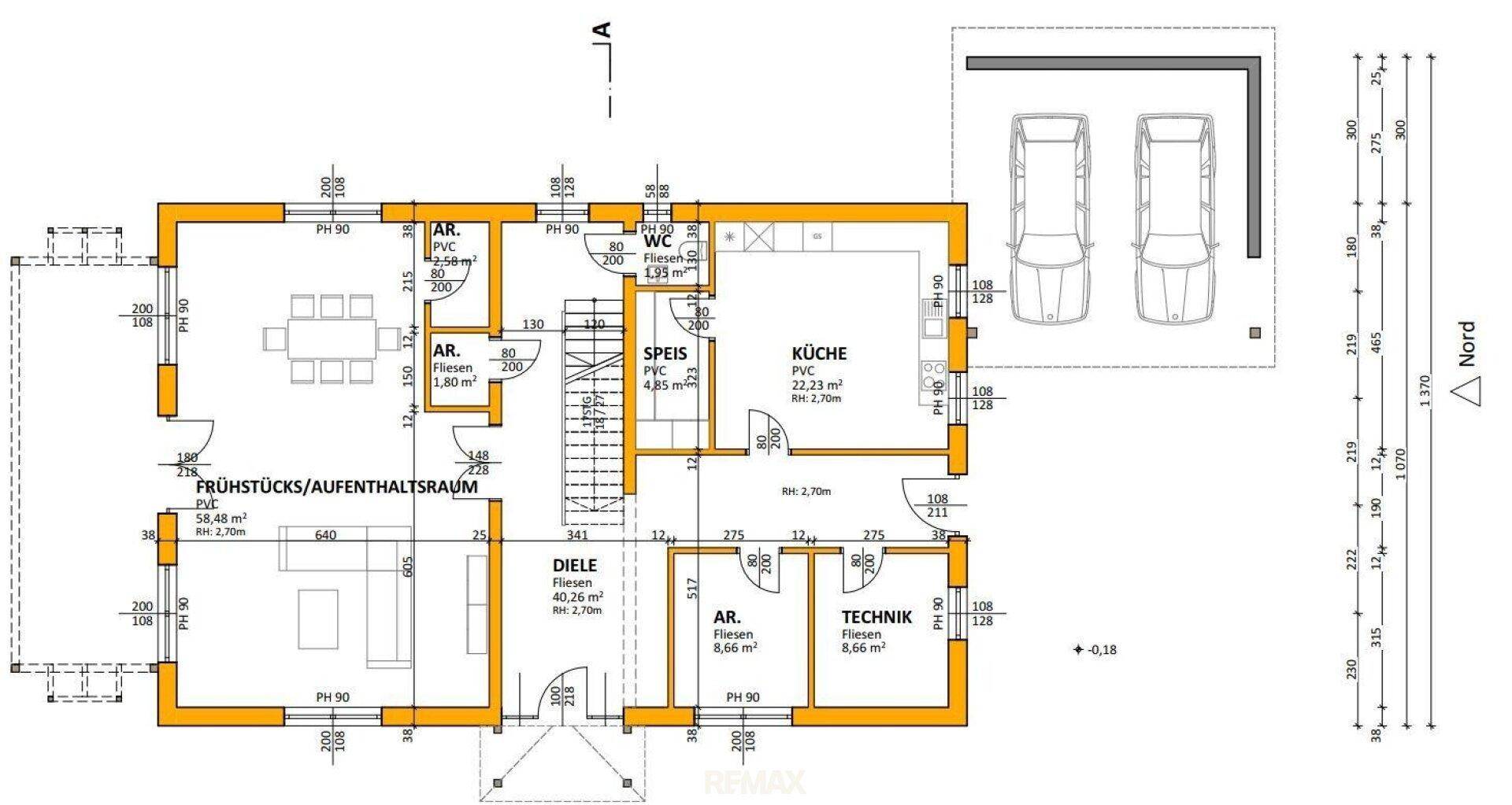 Grundriss des Erdgeschosses mit Küche, Essbereich, Technikraum und Carport.