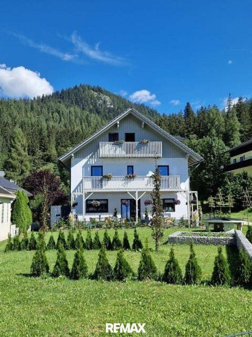 Idyllisches Haus in den Bergen mit weitläufigem Garten und sonnigem Ausblick auf die Natur.