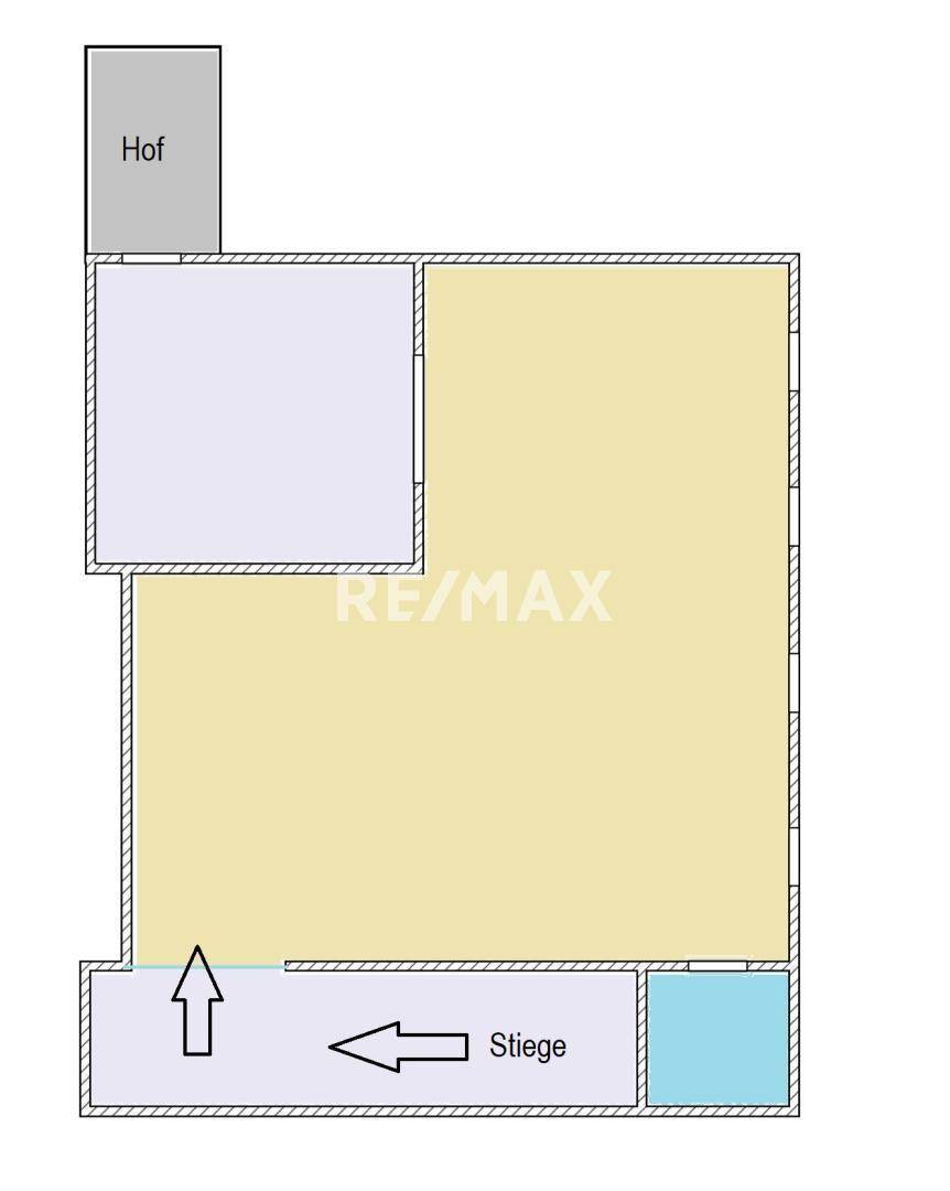 Grundrissplan mit Treppenhaus, Eingang und Zugang zu einem kleinen Innenhof, übersichtlich dargestellt.