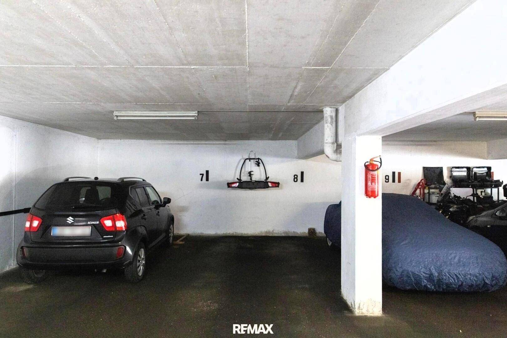 Tiefgarage mit markierten Stellplätzen und Betonwänden.
