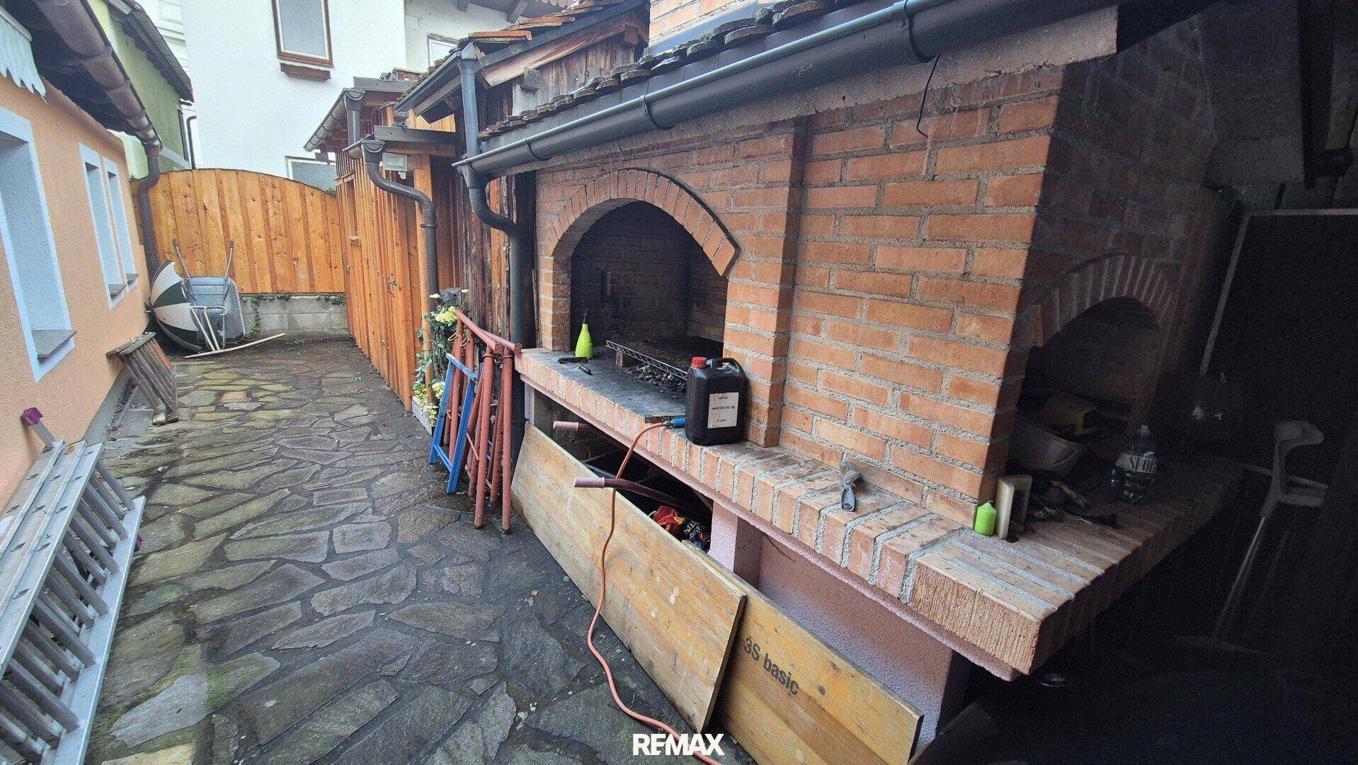 Großer gemauerter Grillplatz im Freien, ideal für gesellige Abende.