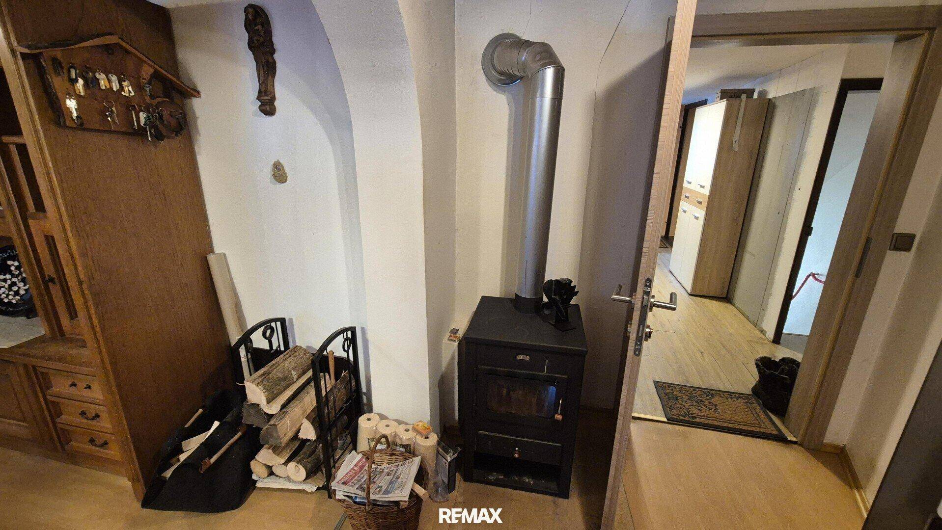 Gemütlicher Bereich mit einem modernen Holzofen, der Wärme und Atmosphäre spendet.