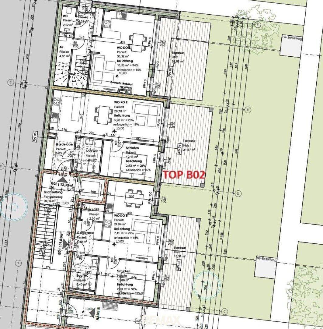 Detaillierter Grundrissplan mit mehreren Wohneinheiten, Terrassen und Gartenbereichen.