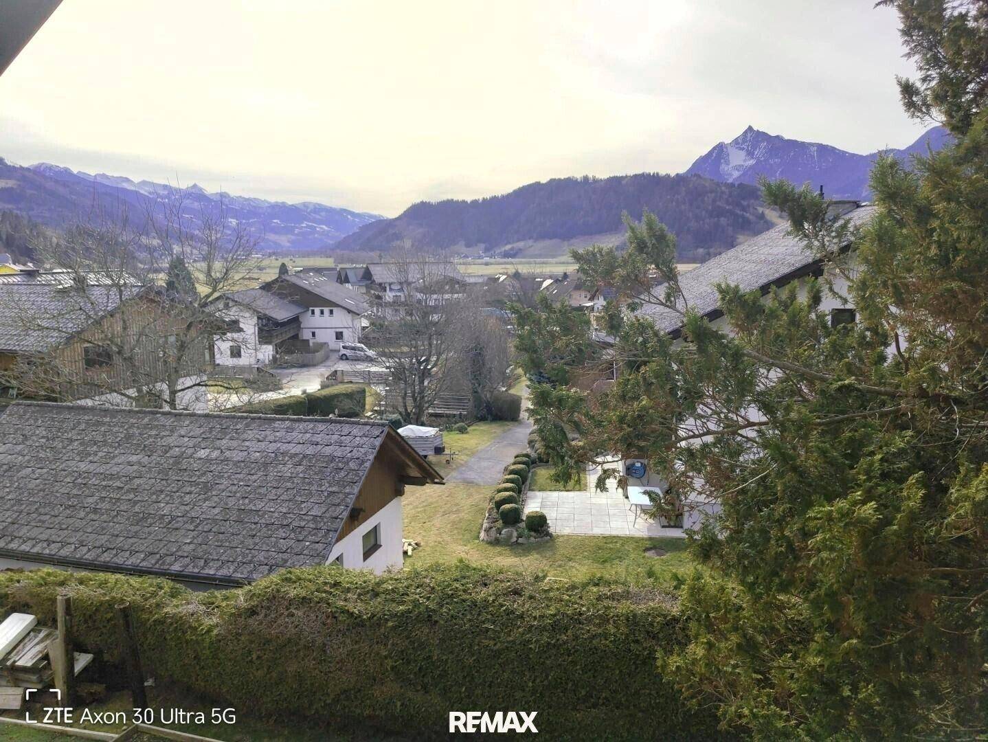 Panoramablick auf die umliegende Berglandschaft und das Dorf von der Immobilie aus.