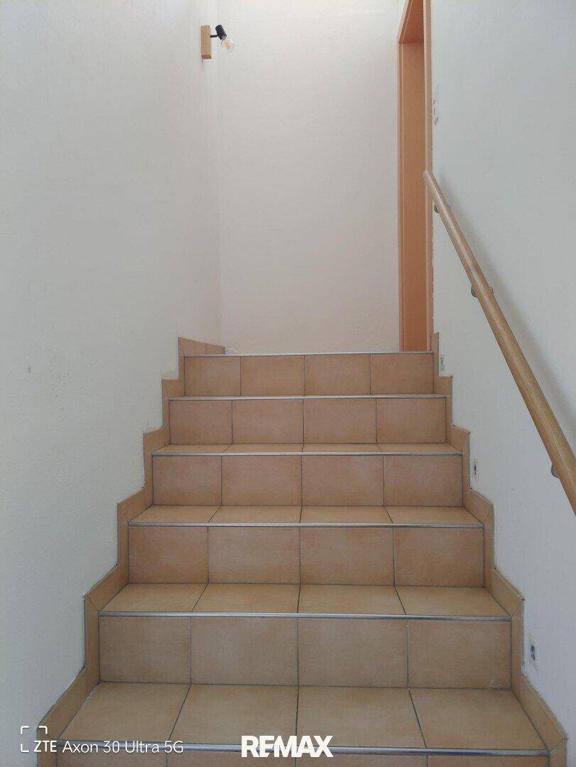 Geflieste Treppe, die in das obere Stockwerk des Hauses führt.